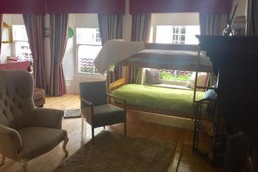 بنسيون The Captains Quarters