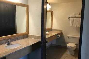 هتل Channel Islands Inn