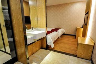 هتل 7 Days Inn Guangzhou Pazhou Branch