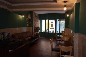 The Prince Of Whales Hostel & Bar
