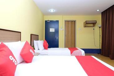 هتل Oyo 89352 Golden Terminal Lodge