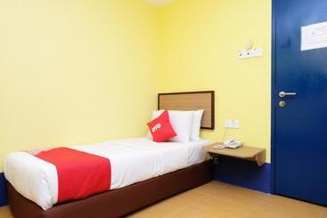 هتل Oyo 89352 Golden Terminal Lodge