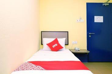 هتل Oyo 89352 Golden Terminal Lodge