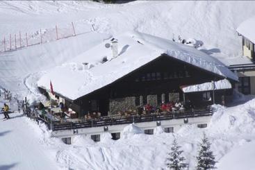 هتل Hostel Le Poussin