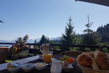هتل Hostel Le Poussin
