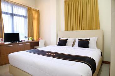 בית מלון כפרי Oyo 1612  Central City