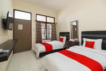 پانسیون Reddoorz@ Cangkring Street Cirebon