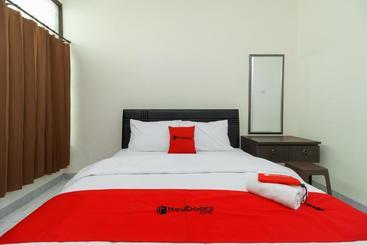 پانسیون Reddoorz@ Cangkring Street Cirebon