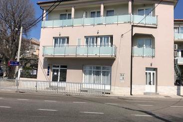 پانسیون Apartmani I Sobe Ivančić1