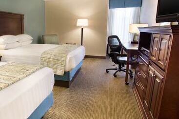 בית מלון כפרי Troy Inn & Suites