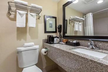 هتل Quality Inn Airportnear Uptown