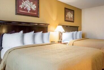 בית מלון כפרי Quality Inn