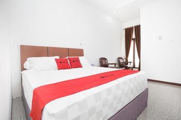پانسیون Reddoorz Syariah Near Bundaran Joeang