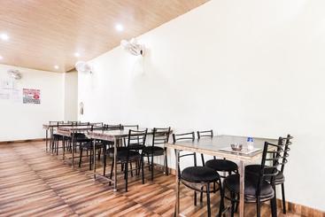 酒店 Spot On 62824  Gold Inn