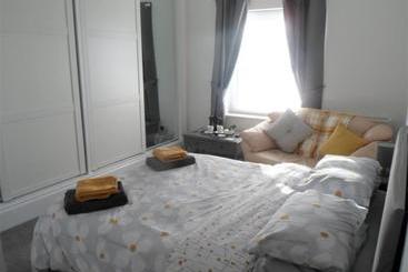 تختخواب و صبحانه Silloth Holiday Accommodation Ensuite Rooms, Studios For 2, Apartments For 6