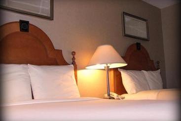 هتل Ambassador Inn At Marquette
