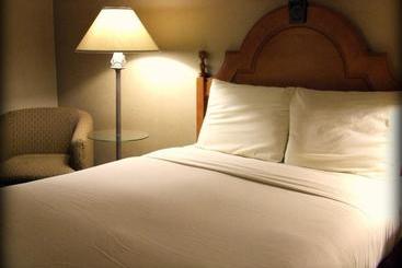 هتل Ambassador Inn At Marquette