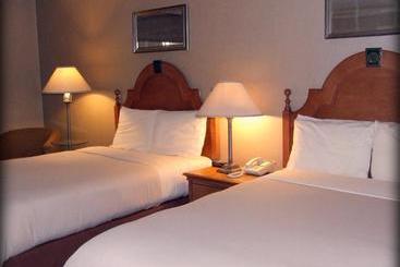 هتل Ambassador Inn At Marquette