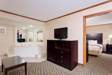 هتل Baymont By Wyndham Kalamazoo East