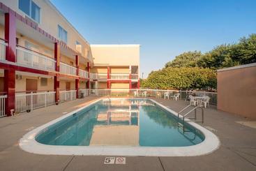 هتل Cedar Rapids Inn