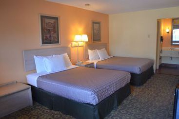 Summit Inn Hotel & Suites
