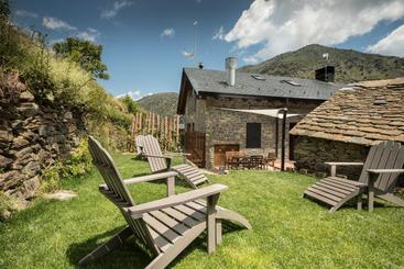 Abadía De Montenartró  Hostel