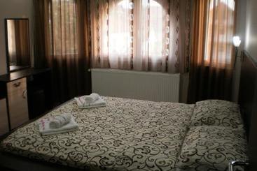 تختخواب و صبحانه Garni Hotel Kaća