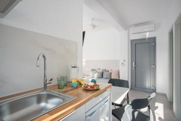 هتل Nautilus Apartments Suites