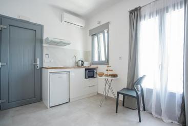 هتل Nautilus Apartments Suites