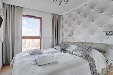 Frey Homes Waterlane Glamour Swimming Pool & Spa