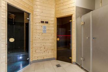 Frey Homes Waterlane Glamour Swimming Pool & Spa