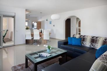 Apartments Malibu Two