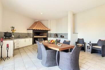Villa Moniz By Lovelystay