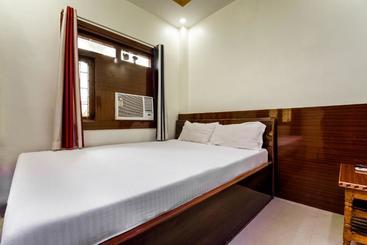 هتل Spot On 45145 Happy Guest House