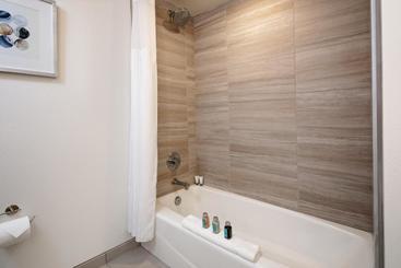 هتل The Cassara Carlsbad, Tapestry Collection By Hilton