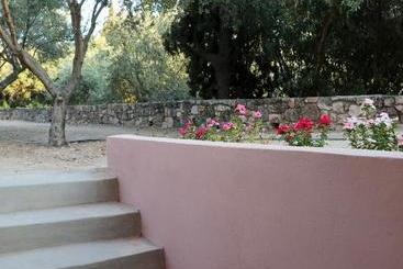 Pyrgos Ralli Estate Apartments And Suites
