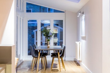 The Modern Classic   Contemporary & Elegant 3bdr Home