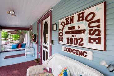 Holden House 1902 Bed & Breakfast Inn