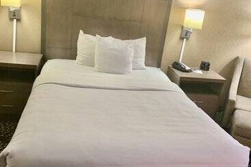 בית מלון כפרי Clarion Pointe Wenatchee