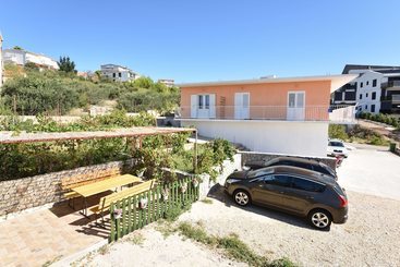 ツーリストアパートメント Apartments Zmika