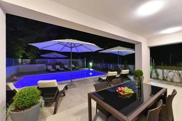 Luxury Villa Harbor