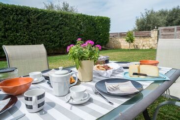 דירות לתיירים Studio Verde Glaros W. Outdoors, Near The Beach