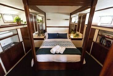 호텔 Luxury Boat In Port Forum