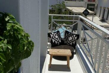 Aretousa Deluxe Downtown Apartment