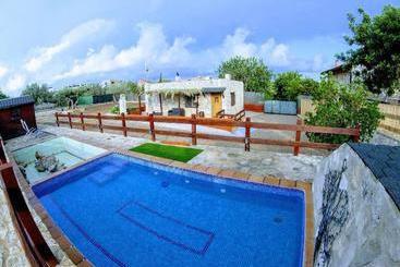 Bonito Chalet Con Piscina Cerca Del Mar