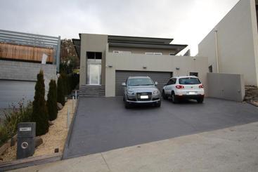 Sunny 3 Bedroom Apartment In Sandy Bay