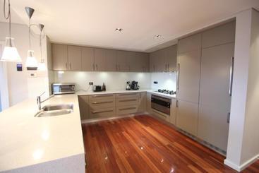 Sunny 3 Bedroom Apartment In Sandy Bay
