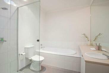 Torquay Golf Retreats   Pool, Beach, Tennis, Golf