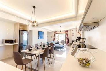 ツーリストアパートメント Leo   Unique Glyfada Apartment