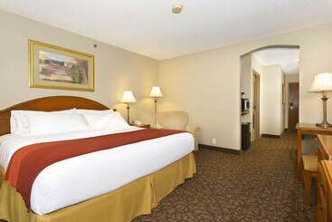 Отель Stay Suites Formerly Known As Days Inn & Suites By Wyndham La Crosse Onalaska